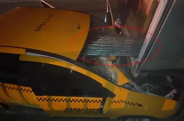 Demir borular araca ok gibi saplandı, sürücü feci şekilde can verdi