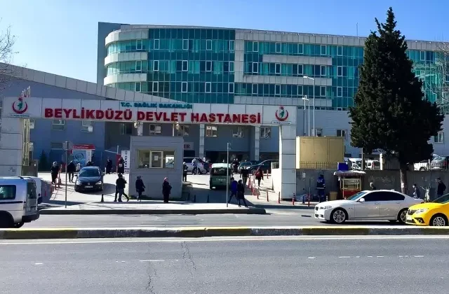 Devlet hastanesinin bahçesinde husumetlisini vurdu