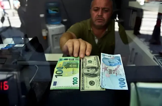 Dolar/TL haftaya hareketli başlarken Sterlin yeni rekor kırdı