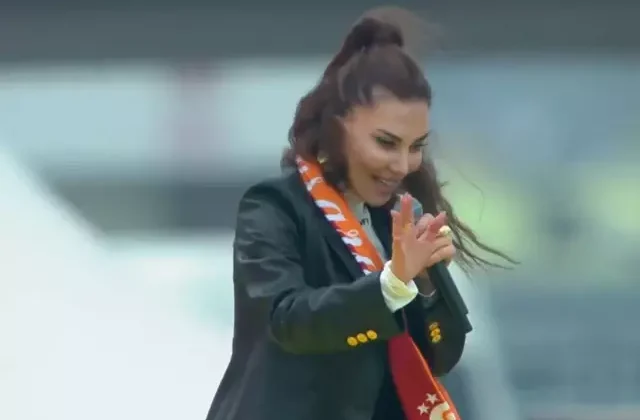Ebru Yaşar, yüz binlerce Galatasaray taraftarını ‘Affet’ ile coşturdu
