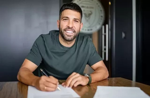 Efsane sol bek Jordi Alba’dan 2 yıllık imza