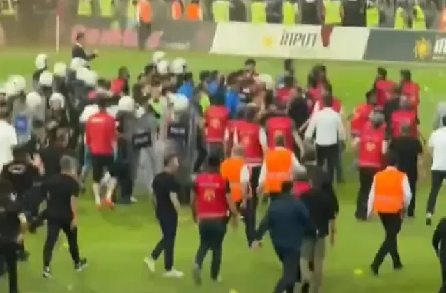 Elazığspor ve Vanspor oyuncuları maç öncesi birbirlerine girdi