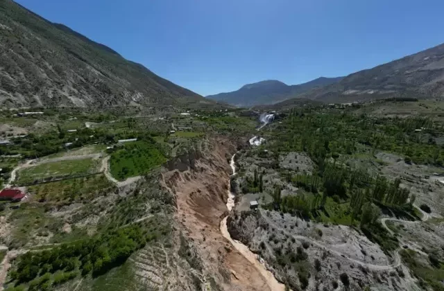 Erzurum’dan korkutan heyelan! Zemin 12 metre yer değiştirdi