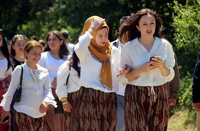 Eş adaylarını bulmak için 1,5 kilometre yürüdüler