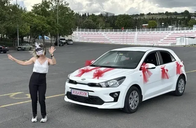 Eşinden boşanan kadın maske takıp göbek attı