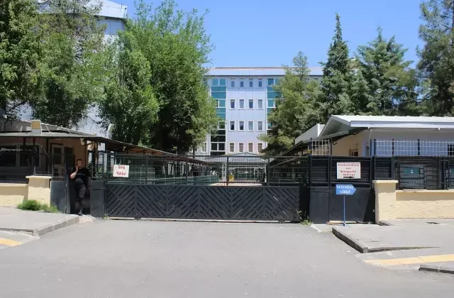Ev hapsini, darbettiği boşanma aşamasındaki eşine tahsis edilen evde geçirecek