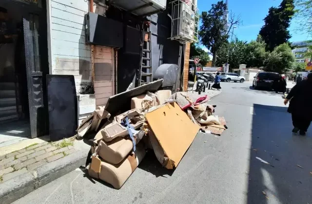 Evini taşımak için eşyaları pencereden aşağıya attı