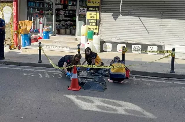 Fenalaşarak yola düşen yayayı servis minibüsü ezdi