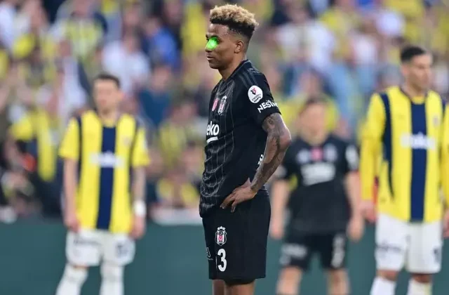 Fenerbahçe-Beşiktaş derbisinde Gedson Fernandes’e lazer tutan taraftar gözaltına alındı