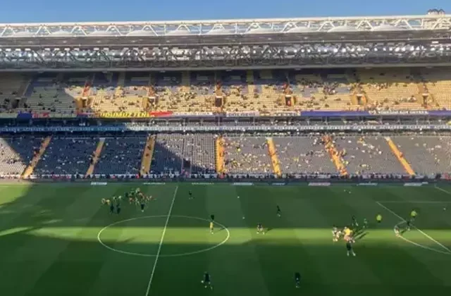 Fenerbahçe tribünleri maç başlar başlamaz futbolcuları ıslıkladı