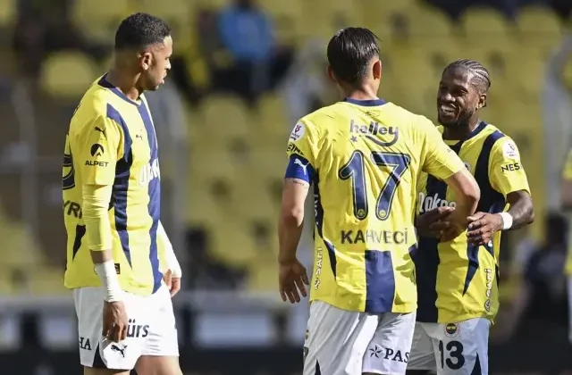 Fenerbahçeli taraftarlar maç sonunda İrfan Can Kahveci’yi ayakta alkışladı