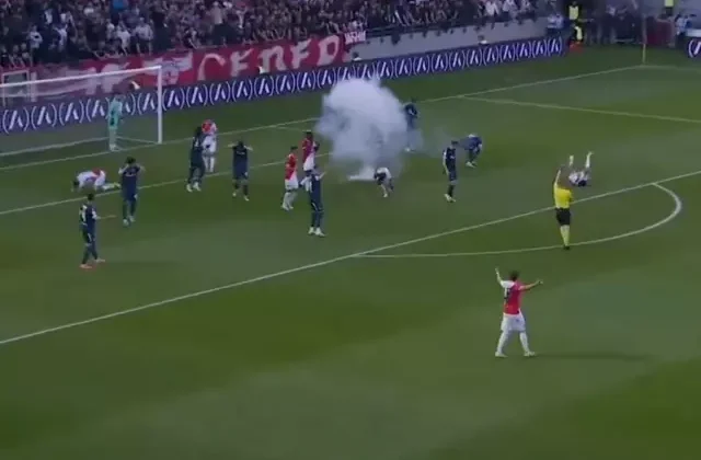Final maçında sahaya patlayıcı madde atıldı! Futbolcular yere yığıldı