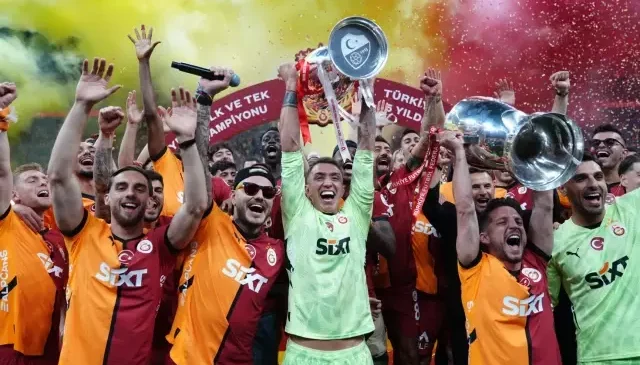 Galatasaray şampiyonluğu taraftarı önünde kutladı