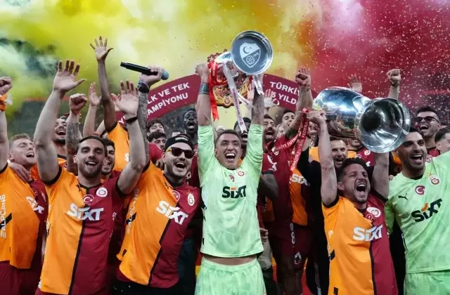 Galatasaray şampiyonluğu taraftarı önünde kutladı