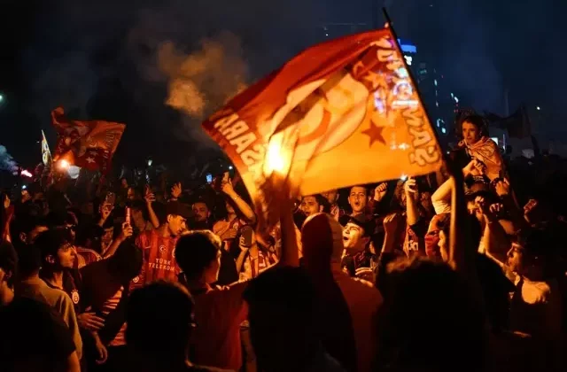 Galatasaray şampiyonluğunu ilan etti! Ünlü isimlerden paylaşım yağdı