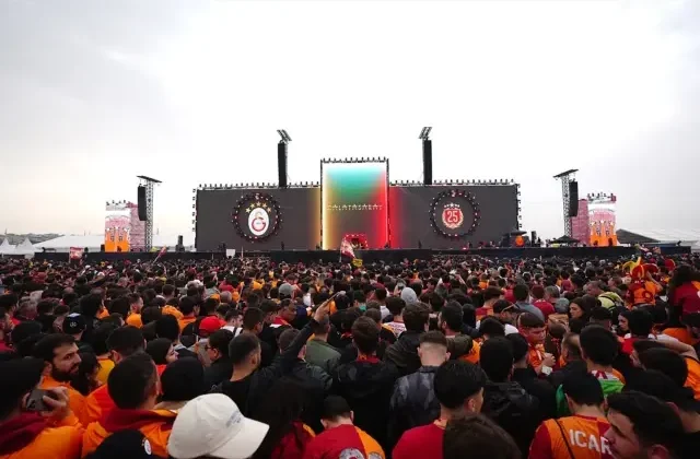 Galatasaray taraftarı Yenikapı’ya akın etti! 17:00 itibariyle güncel taraftar sayısı açıklandı