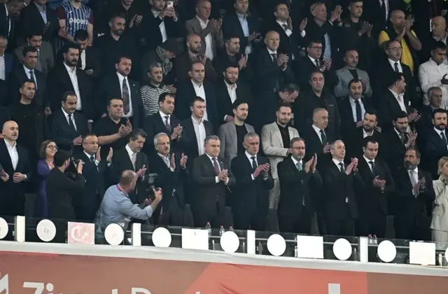 Galatasaray taraftarından İbrahim Hacıosmanoğlu’na tepki! Elini sıkmadı