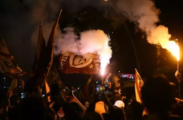 Galatasaray’ın Almanya’daki şampiyonluk kutlamalarında olay: 33 polis yaralı