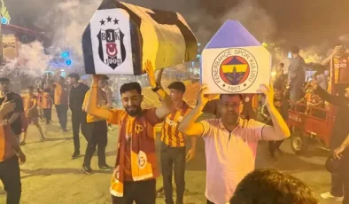 Galatasaraylı taraftarlar şampiyonluğu Fenerbahçe ve Beşiktaş’ın tabutunu kaldırarak kutladı