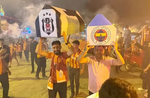 Galatasaraylı taraftarlar şampiyonluğu Fenerbahçe ve Beşiktaş’ın tabutunu kaldırarak kutladı