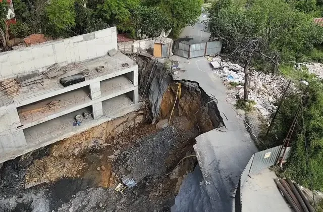 Gaziosmanpaşa’da yol çöktü