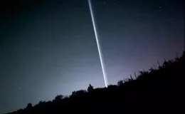 Gökyüzünde görülen gizemli ışık huzmesi, şaşkınlık yarattı