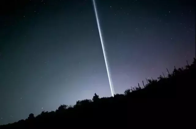 Gökyüzünde görülen gizemli ışık huzmesi, şaşkınlık yarattı