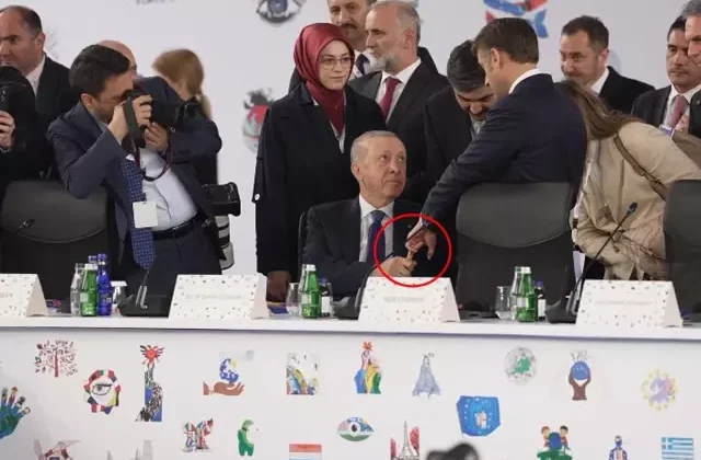 Görüntü bomba! Erdoğan, Macron’un beden diliyle üstünlük kurma çabasına izin vermedi