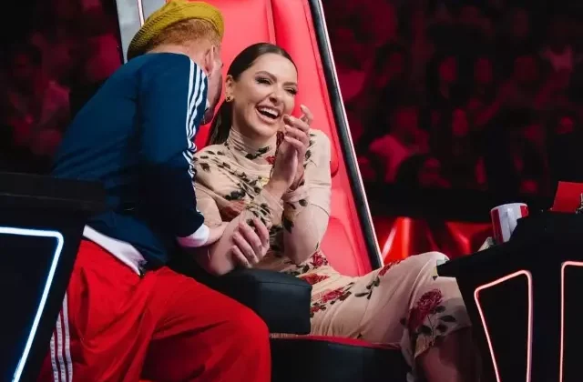 Hadise’nin tercihi desenli mini elbise oldu