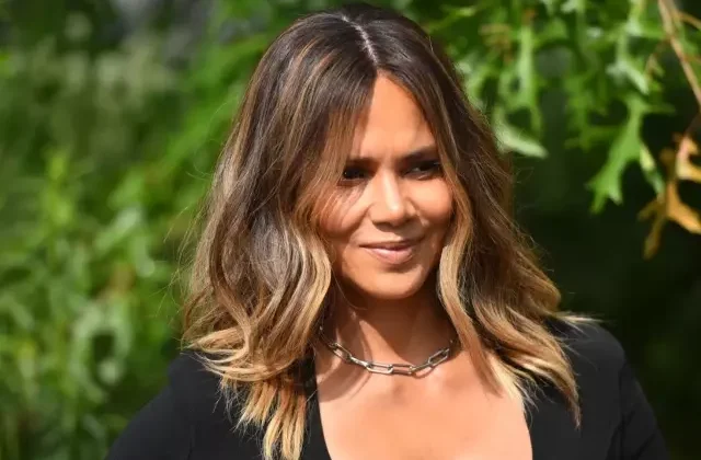 Halle Berry iç çamaşırı giymeden kırmızı halıya çıktı