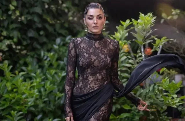 Hande Erçel derin yırtmaçlı cesur elbisesiyle geceye damga vurdu