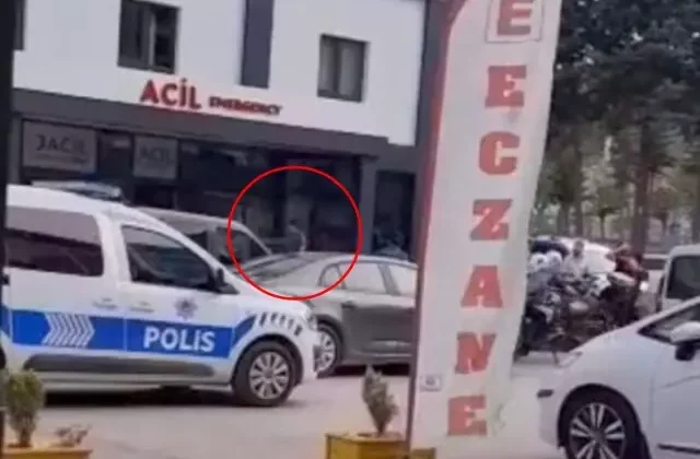 Hastanede boğazına bıçak dayadı, kendini kesmeye başladı