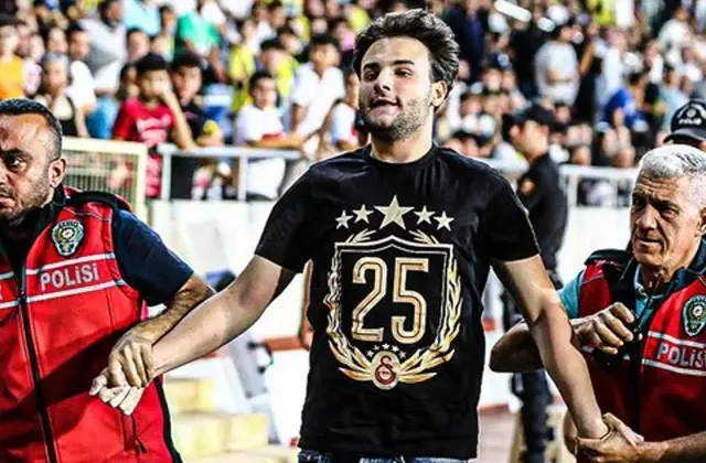 Hatayspor-Fenerbahçe maçında Galatasaray tişörtlü taraftar sahaya girdi