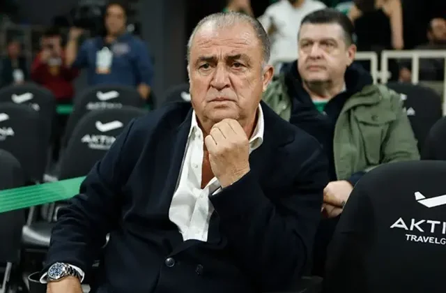 Herkes Fatih Terim’in evinin bahçesine astığı bayrağı konuşuyor