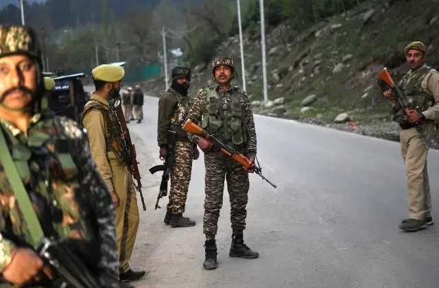 Hindistan’ı sorumlu tuttular! Pakistan’da askeri araca bombalı saldırı: 7 ölü