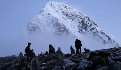 Hint dağcı Everest Dağı’nın zirvesinde hayatını kaybetti