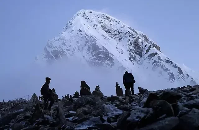 Hint dağcı Everest Dağı’nın zirvesinde hayatını kaybetti
