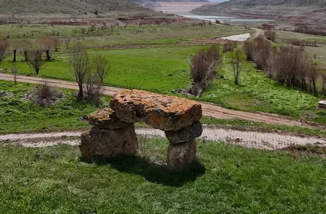 İki asırlık musalla taşı ilk kez görenleri ürkütüp kaçırıyor