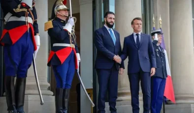 İlk kez Avrupa’da! Suriye lideri Şara, Fransa Cumhurbaşkanı Macron bir araya geldi