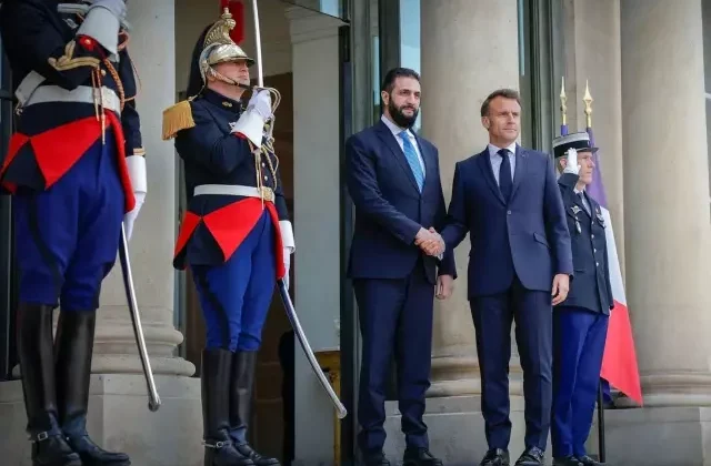 İlk kez Avrupa’da! Suriye lideri Şara, Fransa Cumhurbaşkanı Macron bir araya geldi