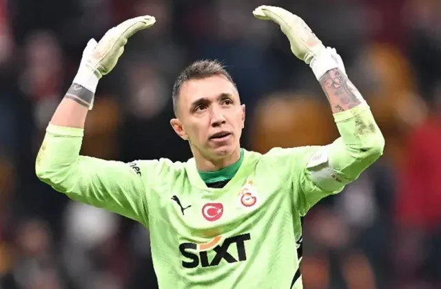 İsmi Galatasaray’la anılan kaleciden sürpriz hareket! Muslera’yı takip etti