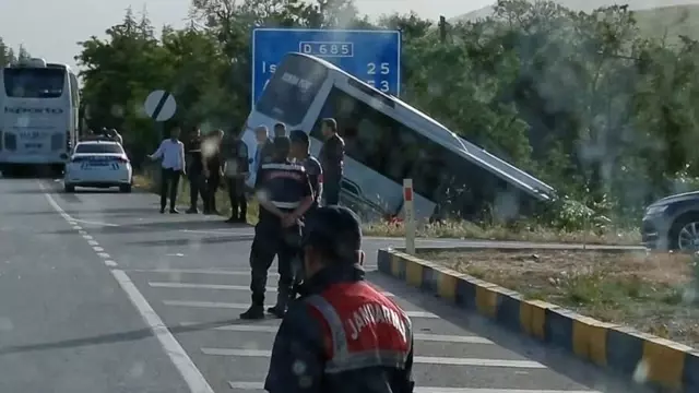 Isparta’da tur otobüsü şarampole düştü: 16 yaralı