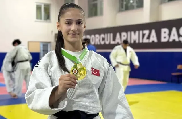 İsrailli rakibini yenen Fatma Zehra, madalyasını Filistin’e adadı