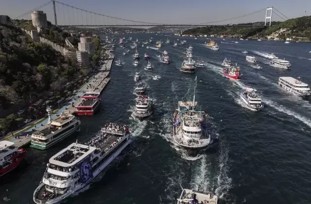 İstanbul Boğazı’nda inanılmaz görüntüler! Sarıyerspor şampiyonluğu kutladı
