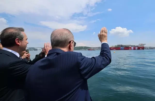 İstanbul Boğazı’nda tarihi an! Cumhurbaşkanı Erdoğan, ‘Osman Gazi’yi Karadeniz’e uğurladı