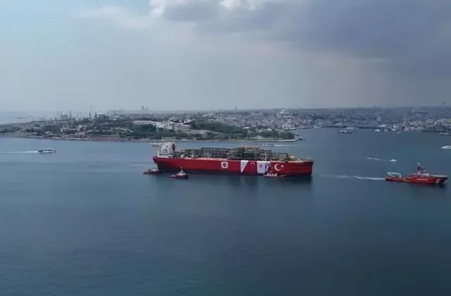İstanbul Boğazı’nda tarihi görüntüler! Geçişi 11 saat sürecek