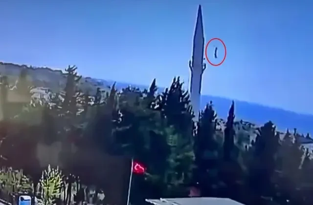 İstanbul depreminde cami minaresinin alemi böyle düştü
