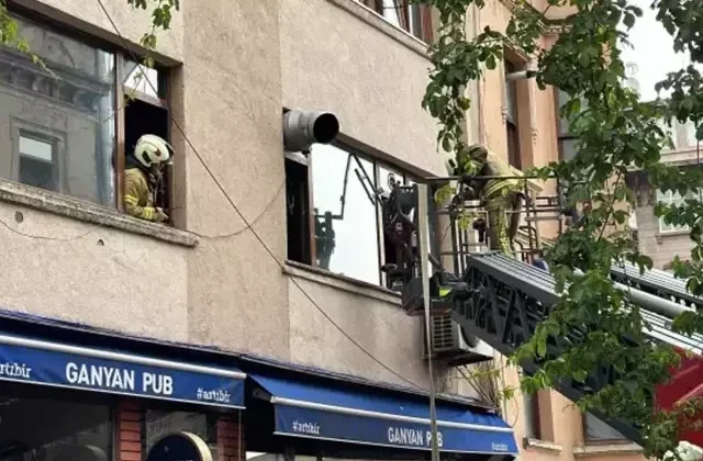 İstanbul’da korkutan yangın! Mahsur kalan iki kişi itfaiye tarafından kurtarıldı