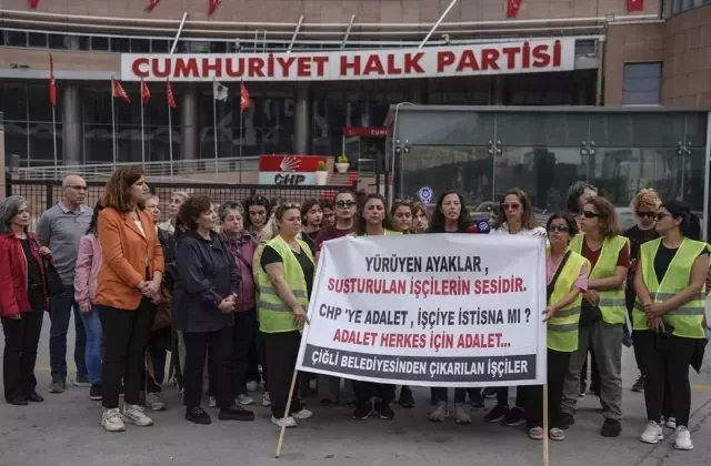 İşten çıkarılan Çiğli Belediyesi işçilerinden CHP Genel Merkezi önünde eylem