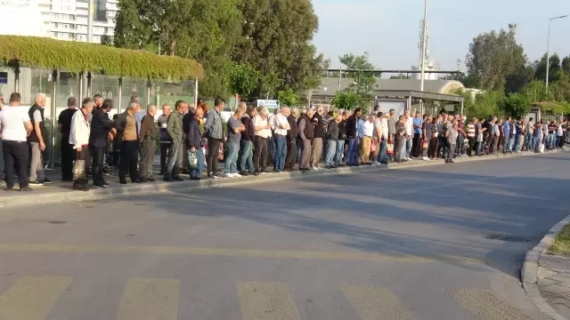 İzmir’de 23 bin işçi greve gitti, otobüs duraklarında yoğunluk oluştu